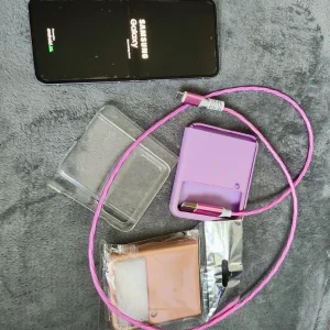 Samsung galaxy z flip 3 phone - Image 2