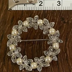 Costume Jewellery Wreath Brooch - Image 2