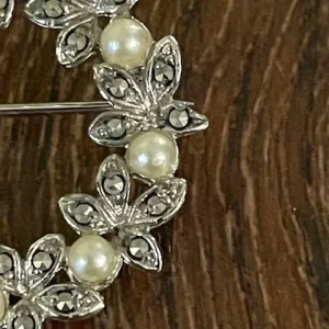 Costume Jewellery Wreath Brooch - Image 3
