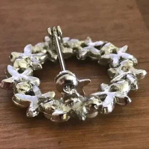 Costume Jewellery Wreath Brooch - Image 5