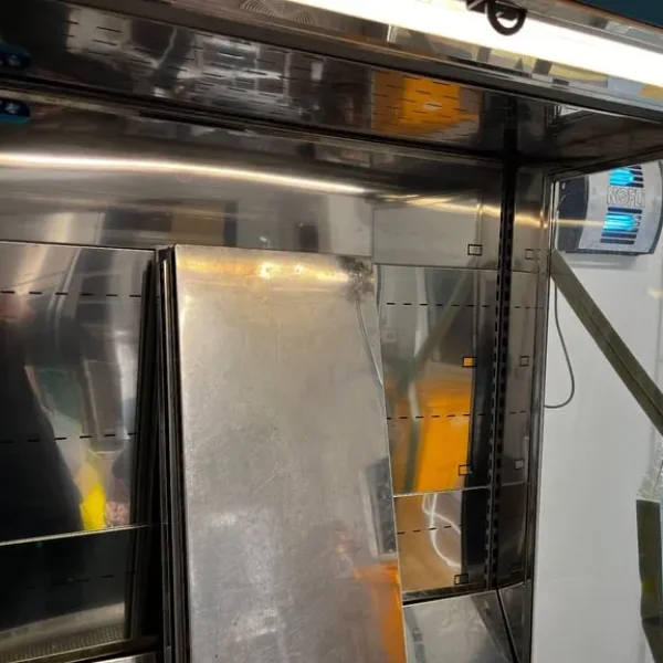 Sandwich fridge with shutter