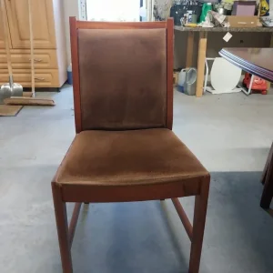 Mahogany dining table and chairs - Image 3