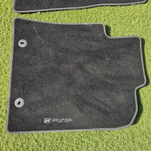 Hyundai Kona Electric 2023+ Floor Mats Like New - Image 2