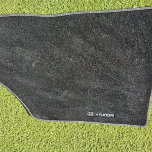 Hyundai Kona Electric 2023+ Floor Mats Like New - Image 3