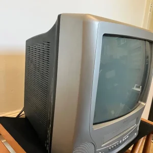 Bush 14” CRT TV - VHS combo + Remote - Retro Gaming - Image 3