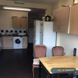 1 bedroom in Ryefield Avenue - Image 3