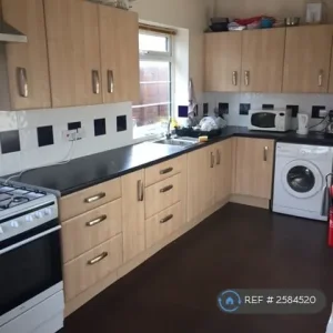 1 bedroom in Ryefield Avenue - Image 5