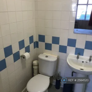 1 bedroom in Ryefield Avenue - Image 8
