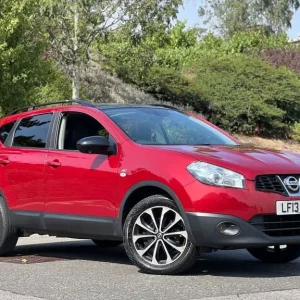 2013 Nissan Qashqai 1.6 5-door hatchback in red