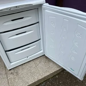 Hotpoint undercounter freezer RZA30P - Image 4