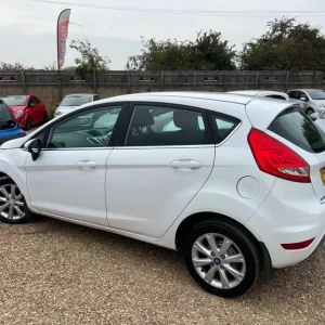 2011 Ford Fiesta 1.25 Zetec 5-door hatchback petrol manual - Image 2