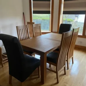 Solid oak dining table and 8 chairs - Image 3