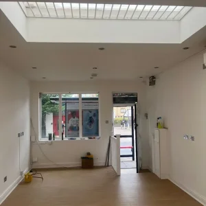 Commercial shop with on-street access - Image 2