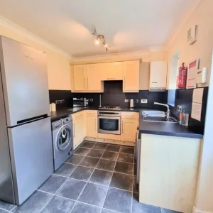 Room for rent in a clean, modern flat - Image 3