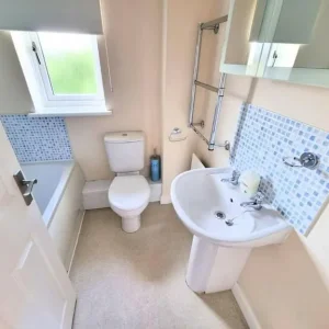 Room for rent in a clean, modern flat - Image 4