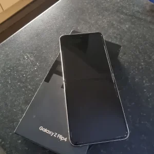 Samsung Galaxy Flip 4 128GB Unlocked 5G - Image 3