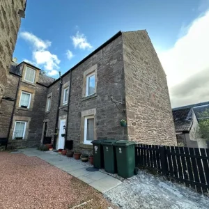 3-bedroom townhouse on Academy Road - Image 2