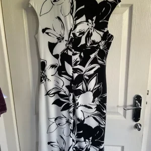 Off-white and black flower dress with side pleat - Image 2