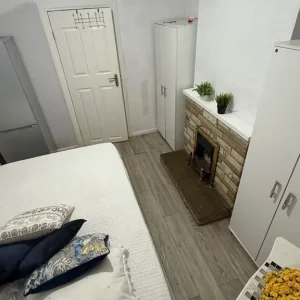 DOUBLE ROOM – 10 MINS TO MERIDIAN WATER - Image 2