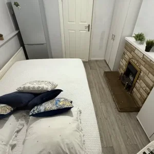 DOUBLE ROOM – 10 MINS TO MERIDIAN WATER - Image 3
