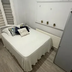 DOUBLE ROOM – 10 MINS TO MERIDIAN WATER - Image 4