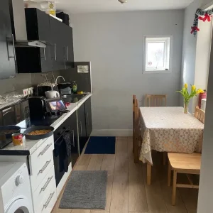 DOUBLE ROOM – 10 MINS TO MERIDIAN WATER - Image 5