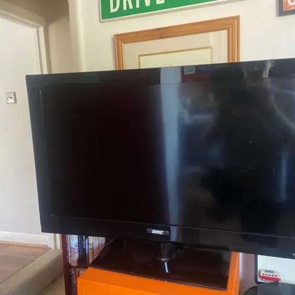 32-inch UMD TV with Remote and Multiple Inputs