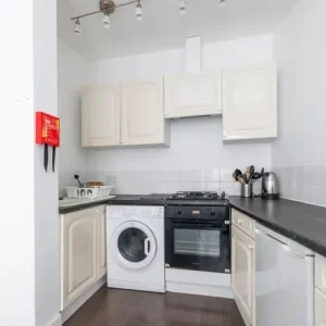 2-bedroom first-floor flat with open-plan kitchen and lounge - Image 2