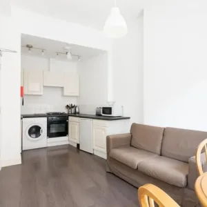 2-bedroom first-floor flat with open-plan kitchen and lounge - Image 3