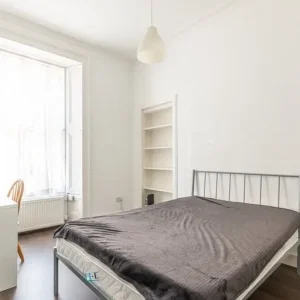 2-bedroom first-floor flat with open-plan kitchen and lounge - Image 4