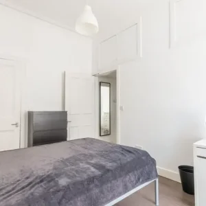 2-bedroom first-floor flat with open-plan kitchen and lounge - Image 5