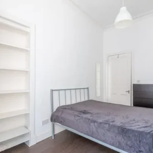 2-bedroom first-floor flat with open-plan kitchen and lounge - Image 6