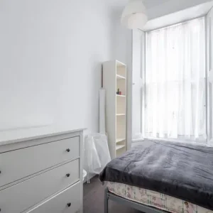 2-bedroom first-floor flat with open-plan kitchen and lounge - Image 7