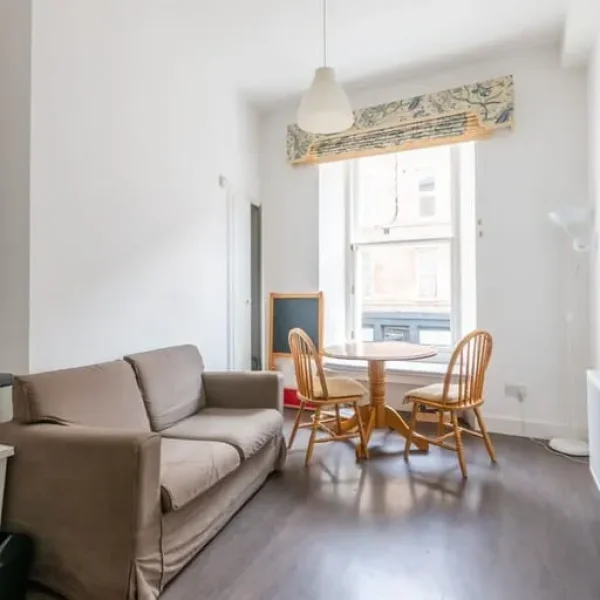 2-bedroom first-floor flat with open-plan kitchen and lounge