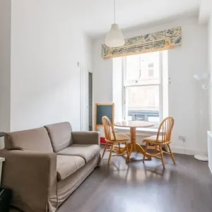 2-bedroom first-floor flat with open-plan kitchen and lounge