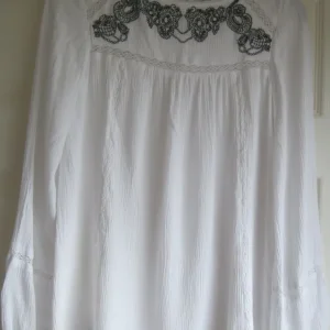 Ladies Tops and T-shirts sizes 8, 10 and 12 - Image 5