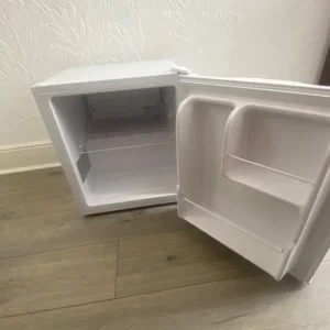 Logik LTT40W23 Table Top Fridge - Image 2