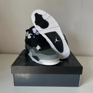 Jordan 4 Fears size 10 - Image 2