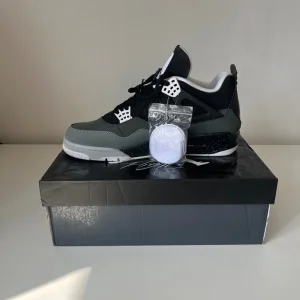 Jordan 4 Fears size 10 - Image 3
