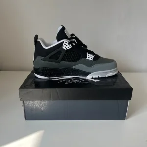Jordan 4 Fears size 10 - Image 4