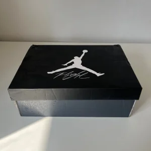 Jordan 4 Fears size 10 - Image 5