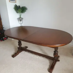 Old charm solid oak dining table with 6 chairs - Image 2