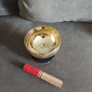 Tibetan Singing bowl 500g 13cm handmade with striker and cushion - Image 2