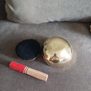 Tibetan Singing bowl 500g 13cm handmade with striker and cushion - Image 3