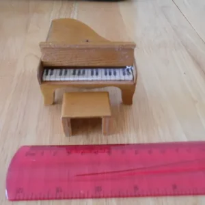DOLLSHOUSE MINIATURE PIANO AND STOOL – LID OPENS - Image 3
