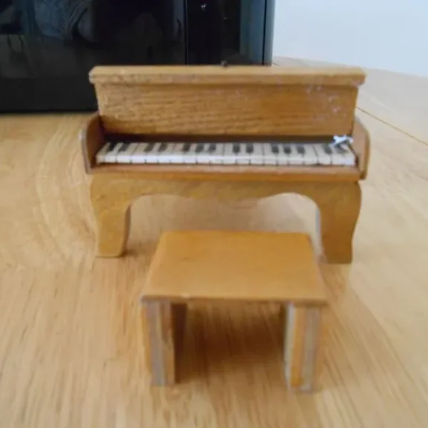 DOLLSHOUSE MINIATURE PIANO AND STOOL – LID OPENS