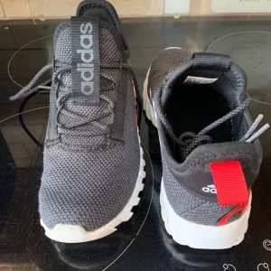 Boys Adidas trainers size 4 - Image 2