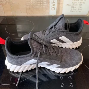 Boys Adidas trainers size 4 - Image 3