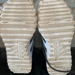 Boys Adidas trainers size 4 - Image 4