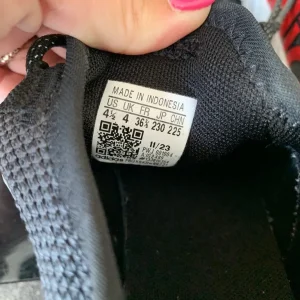 Boys Adidas trainers size 4 - Image 5